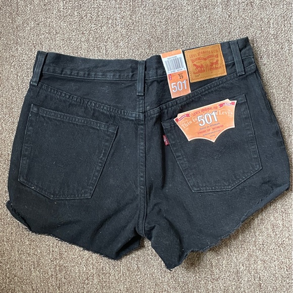 Levi’s Women’s 501 Shorts - Picture 2 of 3